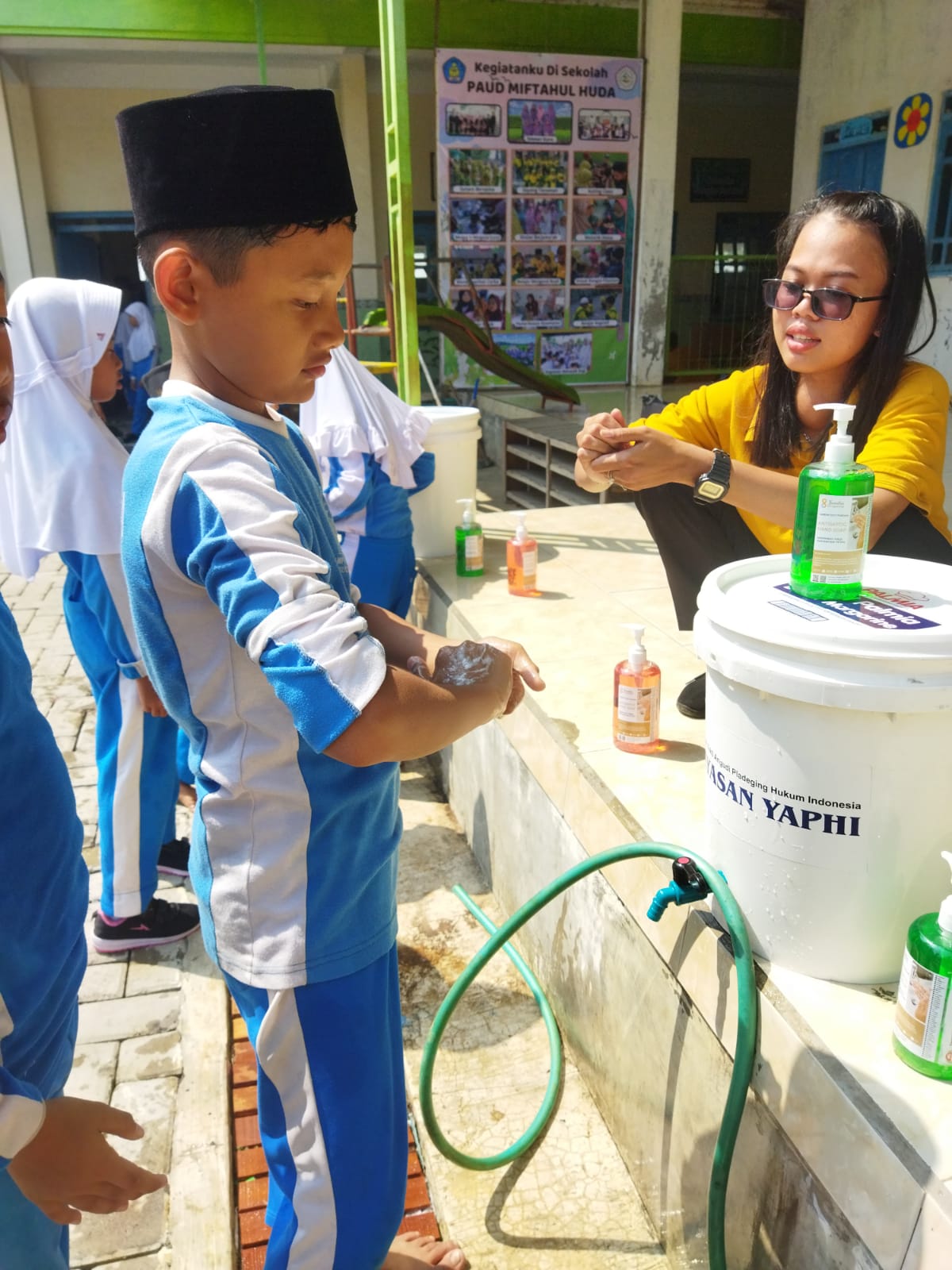 With YAPHI, MI Miftahul Huda Conduct National Child Day through a Campaign on Environmental Awareness 